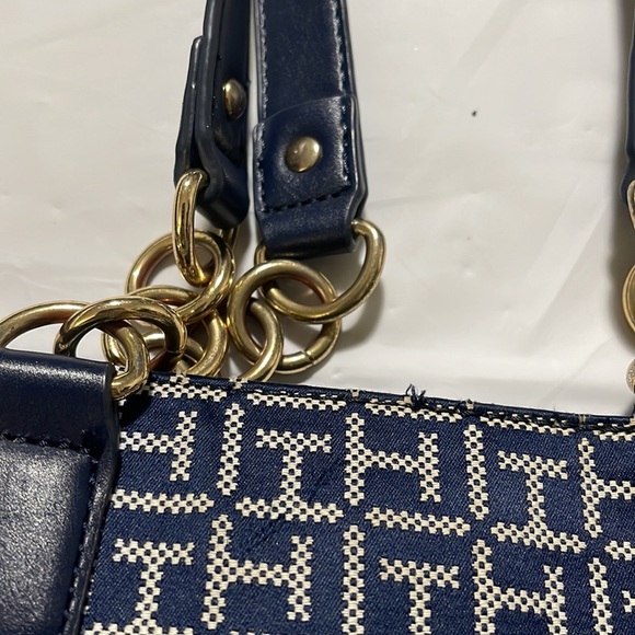 Tommy Hilfiger women’s handbag in like new condition. Mainly navy with white TH - Picture 5 of 10